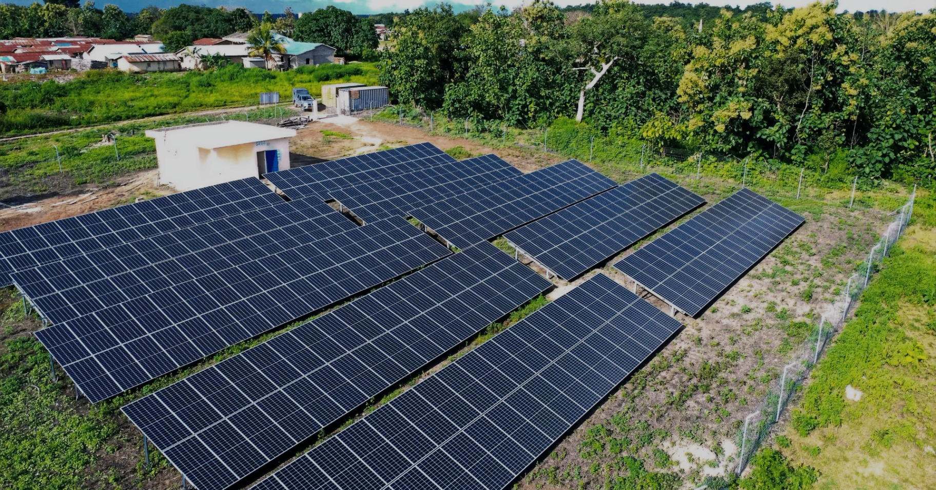 Centrale solaire ARESS dans un paysage africain